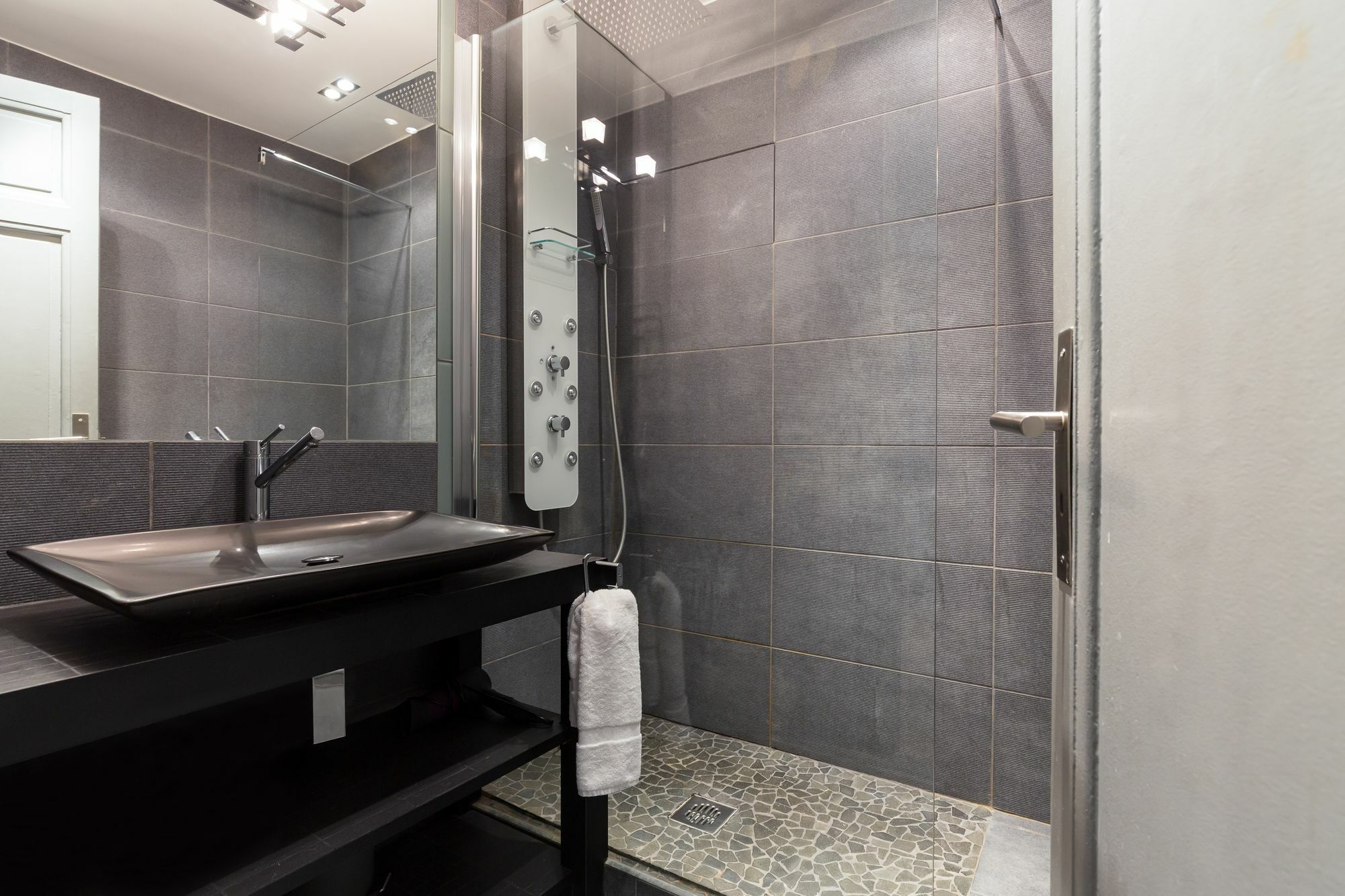 Centrally Located Modern 2 Bed Apartment In Cannes With Aircon And High Ceilings And Modern Design 696 外观 照片